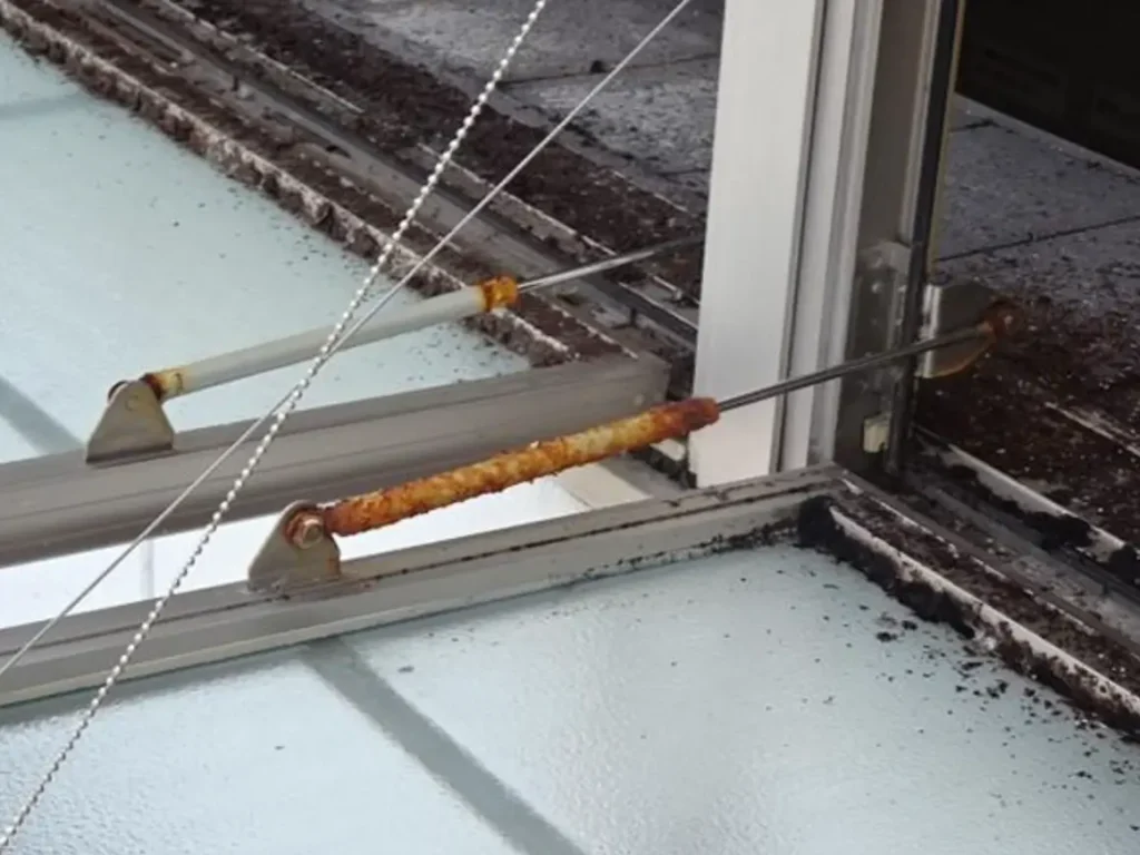 ハンドルボックス劣化、ダンパーの腐食・錆び、ダンパーのガス圧低下 既設ダンパー